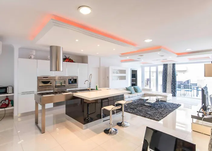 Oceanfront 3br Penthouse Luxury & Views In *