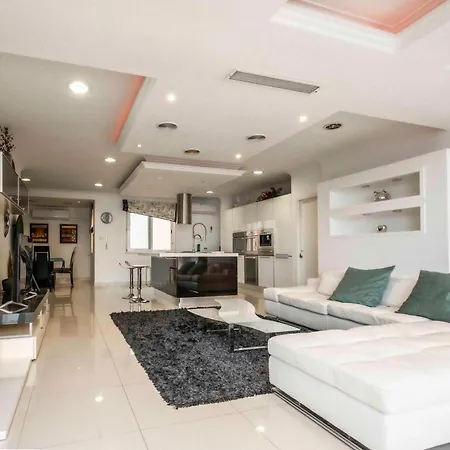 Oceanfront 3br Penthouse Luxury & Views In *