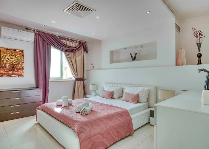 Oceanfront 3br Penthouse Luxury & Views In Sliema