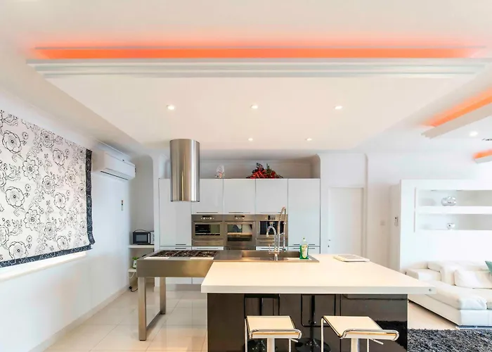 Oceanfront 3br Penthouse Luxury & Views In Sliema