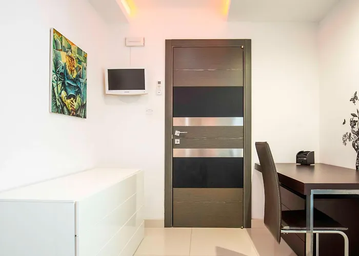 Oceanfront 3br Penthouse Luxury & Views In Sliema